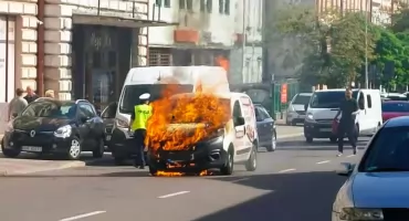 Samochód stanął w płomieniach na środku ulicy 
