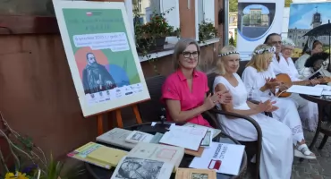 Poezja Jana Kochanowskiego na Rynku. Narodowe Czytanie w Jarosławiu (ZDJĘCIA, WIDEO)