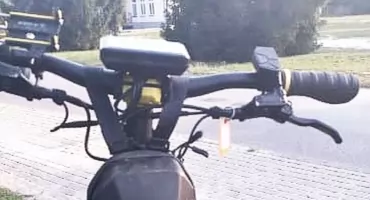Pijany mężczyzna podróżował po Radawie hulajnogą elektryczną, przewrócił się i doznał obrażeń. Miał ponad 2 promile alkoholu