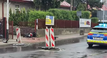 Czołowe zderzenie bmw z motorowerem. 65-letni kierowca motoroweru trafił do szpitala