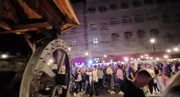 Retro Potańcówka przy jarosławskiej studni po raz trzeci ożywiła Rynek  