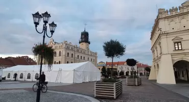 Na Rynku w Jarosławiu trwają przygotowania do zakończenia lata podczas Oktoberfest! 