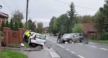 Zderzenie dwóch samochodów osobowych w Szówsku. Droga zablokowana 