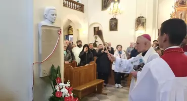 Odsłonięto popiersie ks. Franciszka Rząsy, twórcy hospicjum w Jarosławiu