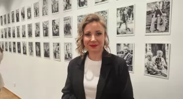 Fotografie Małgorzaty Bazylewicz to portret socjologiczny Jarosławia. Wernisaż wystawy przyciągnął wiele osób (ZDJĘCIA, WIDEO)