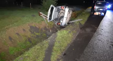 W Bobrówce pijany kierowca uderzył w znak drogowy i wjechał do rowu