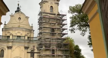 Prace zabezpieczające na wieży bazyliki Dominikanów w Jarosławiu 