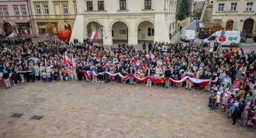 W samo południe zaśpiewali hymn państwowy (ZDJĘCIA) 