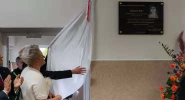 W SP nr 9 w Jarosławiu odsłonięto tablicę poświęconą Halinie Kic oraz burmistrzowi Jerzemu Matuszowi (ZDJĘCIA, WIDEO)