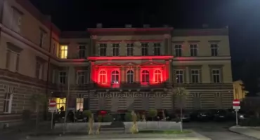 Budynek starostwa podświetlony na czerwono. Powiat Jarosławski przeciw krzywdzeniu najmłodszych 