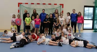 Piłkarki ręczne JKS SAN Jarosław inspirują uczniów Szkoły Podstawowej w Ryszkowej Woli