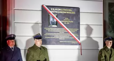 Odsłonięto tablicę poświęconą gen. dyw. Kazimierzowi Gilarskiemu (ZDJĘCIA)