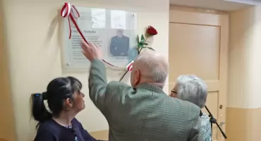 Upamiętnili Lucjana Skobyłkę. W ZSTiO odsłonięto tablicę pamiątkową (ZDJĘCIA, WIDEO) 