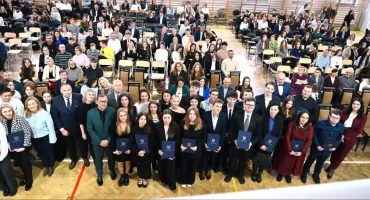 Starosta jarosławski Kamil Dziukiewicz wręczył najlepszym uczniom stypendia przyznane przez Zarząd Powiatu Jarosławskiego