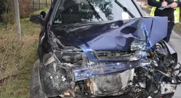 Stracił panowanie nad pojazdem i uderzył w drzewo. Pasażer trafił do szpitala 