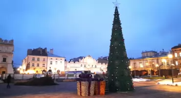Choinka już stoi na Rynku w Jarosławiu, trwa montaż iluminacji świątecznych