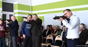 Wirtualna strzelnica w Zespole Szkół Spożywczych i Biznesowych im. Marii Curie-Skłodowskiej w Jarosławiu (ZDJĘCIA) 