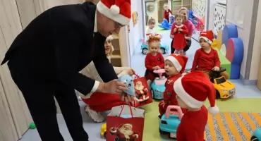 Mikołajki w szkołach gminy Chłopice. Wójt Andrzej Homa odwiedził uczniów 