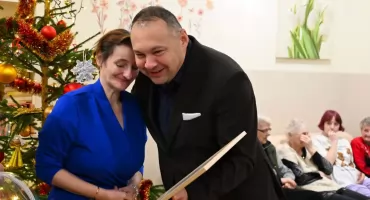 Starosta Kamil Dziukiewicz z wigilijnymi życzeniami w schronisku dla bezdomnych kobiet 