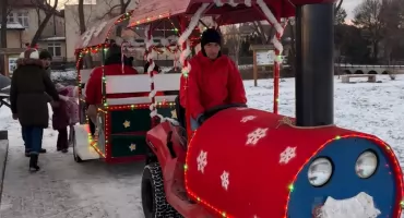 Ale jazda! Sołtys Ostrowa zaprosił dzieci na zimową przejażdżkę świąteczną kolejką (ZDJĘCIA, WIDEO) 