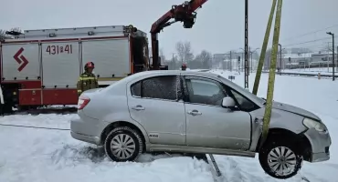 Suzuki wjechał na tory w rejonie dworca PKP w Jarosławiu
