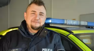 Dzielnicowy  Łukasz Bielko pomógł 81-latce z Jarosławia