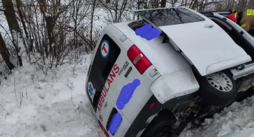 Samochód osunął się do rowu na odcinku drogi Moszczany-Wietlin