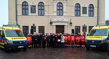 Na Rynku w Jarosławiu poświęcono i oddano do użytku nowe karetki pogotowia ratunkowego (ZDJĘCIA)  