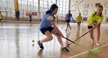 Reprezentantki Zespołu Szkół Innowacyjnych w Jarosławiu wywalczyły awans do finału wojewódzkiego w unihokeju