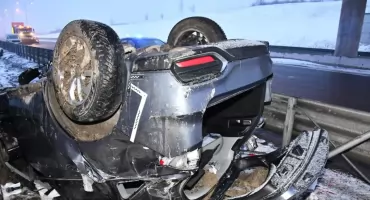 Dachowanie samochodu na autostradzie na wysokości Cieszacina Wielkiego