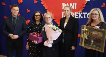 Dyrektor przedszkola nr 1 Małgorzata Głogowska-Jucha odeszła na emeryturę. Dzieci przygotowały dla niej występ (ZDJĘCIA) 