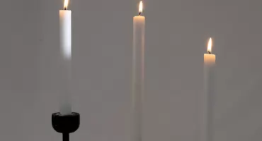 Świetlisty klimat domu: jak wybrać idealny świecznik do wnętrza