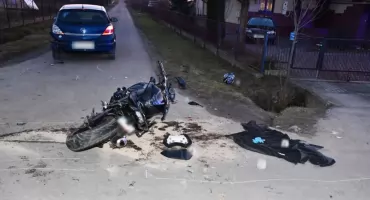 Motocyklista został przetransportowany śmigłowcem do szpitala. Do zderzenia motocykla z oplem doszło w Zapałowie