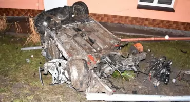Pijany 20-latek uciekał przed policją z prędkością blisko 200 km na godzinę. Auto wypadło z drogi i dachowało 