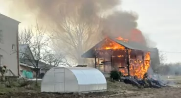 Spłonęła altanka z panelami fotowoltaicznymi w Jarosławiu