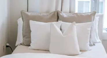 Pościel 180x200 bawełniana czy satynowa? Trendy w sypialni na wiosnę 2026