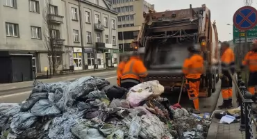 Pożar odpadów w śmieciarce na ulicy Jana Pawła II w Jarosławiu