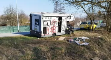 Straż miejska usuwa wraki z ulic i parkingów w Jarosławiu 