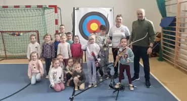 Sportowcy inspirują uczniów w Ryszkowej Woli – pasja, która trafia w serce i cel (ZDJĘCIA)