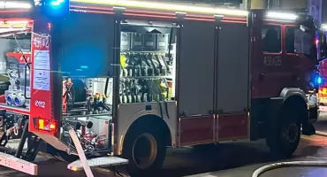 Nocny pożar pustostanu przy ulicy 3 Maja w Jarosławiu. W środku spali dwaj mężczyźni 