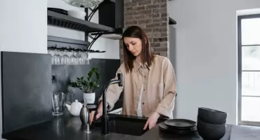 Jak dobrać baterię kuchenną i syfon do zlewozmywaka? Praktyczny poradnik planowania funkcjonalnej strefy zmywania