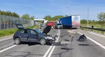 Czołowe zderzenie na obwodnicy Jarosławia. 54-letni kierowca został zakleszczony w aucie