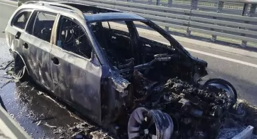Pożar samochodu na zjeździe Jarosław-Zachód z autostrady
