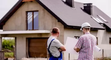 Normy tynkarskie i malarskie – jak sprawdzić prostość ścian i kąty od dewelopera?