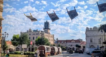 Ulica Grodzka w Jarosławiu z  galerią artystyczną nad głowami przechodniów (ZDJĘCIA) 