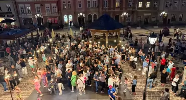 Inauguracyjna Retro Potańcówka przyciągnęła tłumy na Rynek w Jarosławiu