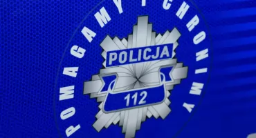 10-miesięczna dziewczynka zatrzaśnięta w aucie. Matka natychmiast zaalarmowała służby, policjanci wybili szybę