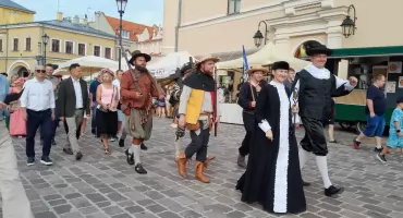 Jarmark Jarosławski już trwa! Handel, muzyka i teatr będą królowały na Rynku do niedzieli (WIDEO)