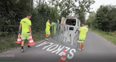 Napis SZKOŁA na drogach powiatowych. Powiat Jarosławski stawia na bezpieczeństwo uczniów (WIDEO)