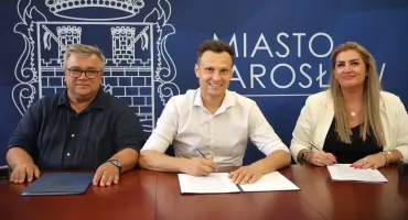 Wielkie zmiany przy SP7 w Jarosławiu. Umowa na budowę nowego „Orlika” podpisana!